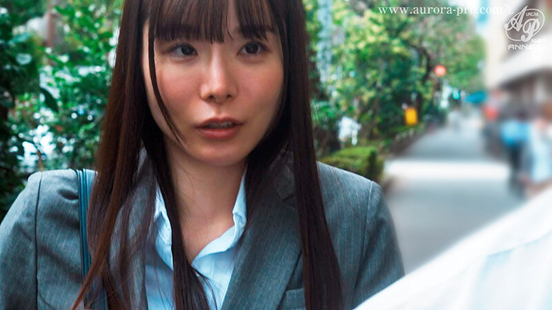 松丸香澄のOLスーツ