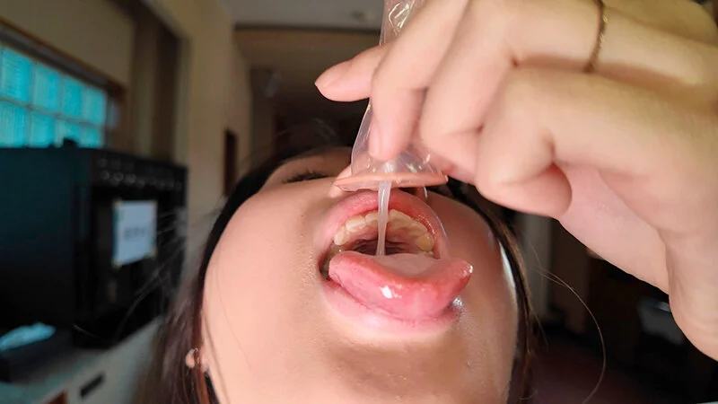 沙月ふみののコンドームザーメン溜め飲みごっくん精飲