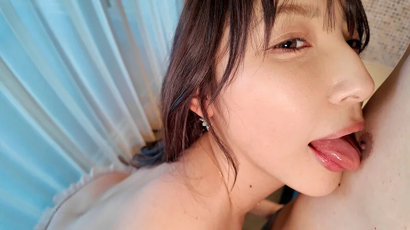 森沢かなの巨乳熟女乳首舐め